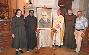 Beim Festgottesdienst in der Karmelitenkirche (v. l.): Sr. Barbara Lehner (Elisabethinen), P. Paul Saji OCD (Karmeliten), Bischof Manfred Scheuer, P. Benno Maria Skala OCD und Reinhard Kaspar ('Papa Gruber'-Kreis St. Georgen). 
