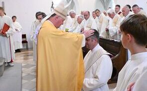 Bischof Manfred Scheuer spendet Ewald Nathanael Donhoffer durch Handauflegung und Gebet das Sakrament der Priesterweihe.